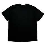Remera negra de algodón con estampa frontal de una figura femenina con texto.