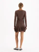 Top de manga larga color violeta, con escote en V y detalle de fruncido central regulable mediante lazos finos en el delantero. Presenta un ajuste entallado al cuerpo.