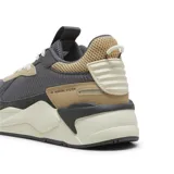Championes urbanos Puma modelo RS-X Suede, con diseño de paneles en tonos gris, tostado y crema. Presentan una silueta robusta con tecnología RS Running System en la entresuela, combinando malla y gamuza en su construcción.