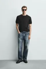Camiseta de punto de corte regular, confeccionada en una mezcla de viscosa. Presenta cuello redondo y mangas cortas con acabados en rib.