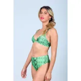 Conjunto de bikini con estampado de piel de serpiente en tonos verdes y negros. La parte superior es de estilo triángulo con breteles finos, y la parte inferior es de tiro alto con corte tipo tanga.