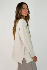 Sweater de punto color verde oliva, con cuello redondo, mangas largas y diseño holgado con costuras visibles en los laterales.