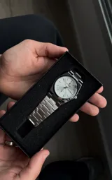 Reloj de pulsera Poedagar modelo 930, con caja y malla de acero inoxidable plateado, esfera blanca minimalista, movimiento de cuarzo e indicador de día y fecha.