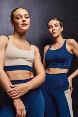 Calza larga deportiva tiro alto color azul con paneles laterales en color beige.