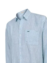 Camisa de manga larga de lino color celeste con diseño de rayas verticales finas, cuello camisero, bolsillo frontal en el pecho con detalle bordado y cierre central de botones.