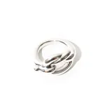 Anillo plateado con diseño de nudo marinero.