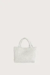 Bolso pequeño de mano con diseño trenzado en color blanco, con dos asas cortas integradas.