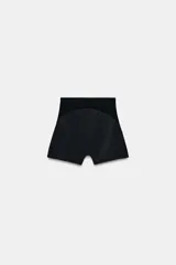 Shorts de tiro alto color negro confeccionados en hilatura con poliamida, con detalle de combinación de tejidos a tono.