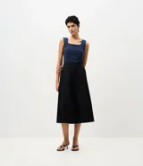 Blusa básica sin mangas de la marca Cortelle, confeccionada en poliamida con elastano. Presenta breteles medianos y escote cuadrado tanto en el frente como en la espalda.