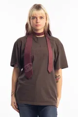 Corbata de poliéster color borgoña con estampado geométrico y logo de la marca serigrafiado en blanco.