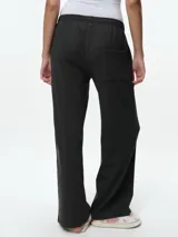 Pantalón de dormir de corte recto y tiro medio, con cintura elástica y bolsillos laterales. Confeccionado en tejido suave y ligero.