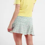 Minifalda estampada con flores pequeñas en tonos verde, blanco y lila. Tiene volados en el ruedo y lazo para atar en la cintura.