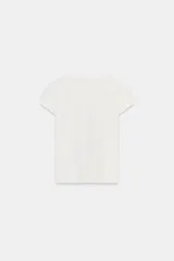 Camiseta blanca de manga corta y cuello redondo, con estampado en tipografía cursiva negra que dice "Creativity doesn't sleep" en diagonal.