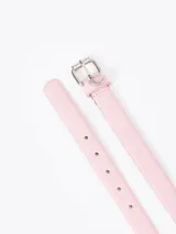 Cinturón de cuero vacuno liso en color marfil, con hebilla metálica plateada y pasador decorado con aplique de strass.