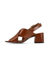 Sandalias de cuero color marrón con acabado brillante, diseño de tiras cruzadas en el empeine, taco cuadrado medio y cierre de hebilla ajustable en el tobillo.