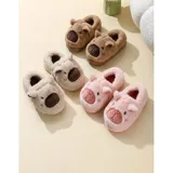 Pantuflas cerradas de peluche color beige con diseño de capibara, orejas marrones y suela antideslizante.