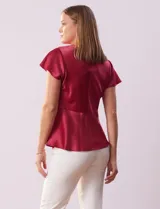 Blusa color beige de satén, marca Alex & Lili. Manga corta amplia, corte bajo el busto y espalda con abertura ojal y botón.