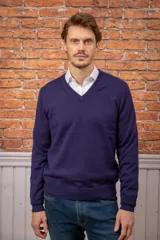 Sweater de punto con escote en V y mangas largas, con puños y ruedo acanalados.