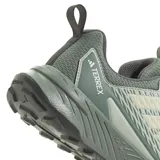 Championes de trail running Adidas Terrex Tracefinder 2 W, color gris verdoso con detalles en gris claro y blanco.