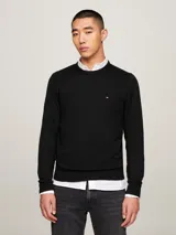 Sweater negro de cuello redondo confeccionado en una mezcla de algodón pima orgánico y cachemira. Presenta cuello, puños y bajo de punto canalé, con el logo de Tommy Hilfiger bordado en el pecho.