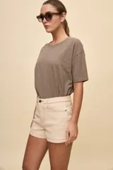 Short de jean tiro alto con bolsillos delanteros y traseros, y dobladillo en las piernas.