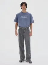 Pantalón de jean gris oscuro con efecto lavado, tiro medio y calce loose con pierna ancha de caída recta.