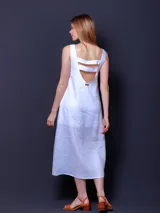 Vestido midi azul de lino, corte recto, con escote en V y tajo lateral.