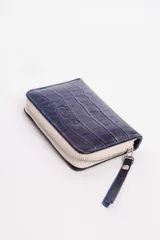 Billetera azul de cuero vacuno con textura tipo cocodrilo, cierre metálico y múltiples compartimentos para tarjetas y billetes.