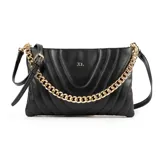 Bandolera negra de cuero sintético con diseño acolchado rectangular y costuras a tono. Tiene acceso con cierre, un bolsillo interno con cierre y otro abierto. La correa es regulable y los herrajes son dorados.