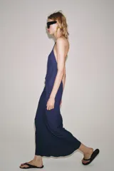 Vestido largo azul marino de viscosa, con cuello halter, espalda descubierta y diseño evasé en la parte inferior.
