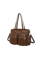 Cartera tipo tote de cuero sintético color marrón, con múltiples bolsillos frontales y laterales con cierre de cremallera metálica, doble asa de hombro y correa larga regulable extraíble.