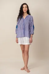 Camisa de manga larga con estampado a cuadros vichy en tonos azul y lila, escote en V y detalles bordados en el cuello, la botonera y las mangas.