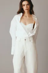 Pantalón de jean color crudo, de corte holgado y tiro alto.