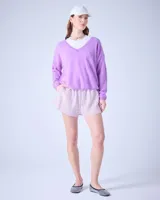 Suéter de cashmere cepillada con cuello en V, corte oversize, mangas largas y acabados acanalados.