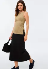 Pollera maxi color negro, de corte recto y largo hasta los tobillos, con abertura lateral.