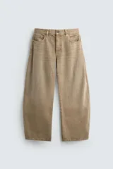 Pantalón de jeans rígido color marrón claro (tostado/beige) con corte balloon fit, tiro medio y cinco bolsillos.