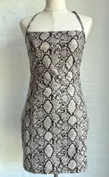 Vestido corto con estampado de piel de serpiente, corte ajustado y breteles finos.