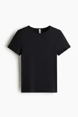 Remera de manga corta y corte entallado, de color negro, con cuello redondo fino y bajo recto.