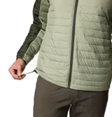 Campera acolchada Columbia modelo Silver Falls II, con diseño bicolor en tonos verde oscuro y verde claro. Cuenta con cierre frontal completo, cuello alto, bolsillos laterales con cierre y puños elásticos.