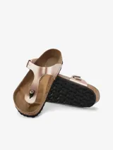Sandalias Birkenstock modelo Gizeh, color cobre metalizado, con tira de dedo ajustable con hebilla.