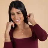 Pulsera de plata 925 fina con dijes redondos de circonias con engarce inglés distribuidos a lo largo de la cadena.