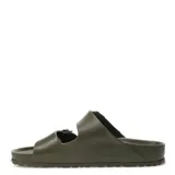 Sandalias Birkenstock modelo Arizona, color verde militar, fabricadas en material sintético resistente al agua. Presentan diseño de doble tira con hebillas ajustables y plantilla anatómica.