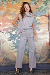 Pantalón de pana fina color gris, de corte recto y tiro medio, con dos bolsillos frontales y cierre con botón.