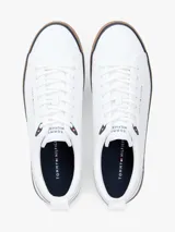 Zapatillas Tommy Hilfiger modelo Harlem Core Cleat de color blanco, con suela de goma marrón y detalles distintivos de la marca.