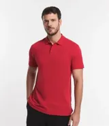 Remera polo de corte comfort, confeccionada en algodón peruano de alta calidad. Presenta cuello clásico con tapeta de botones y mangas cortas. Diseño liso y texturizado, ideal para un look casual y fresco.