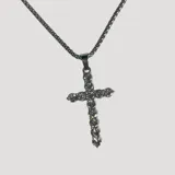 Collar con dije de robot plateado cubierto de cristales brillantes y cadena de eslabones finos. El robot tiene cabeza cuadrada, cuerpo rectangular, brazos curvos y piernas rectangulares.