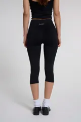 Calza pescador negra de tiro alto, con cintura doble y largo 3/4.