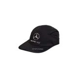 Gorra deportiva negra Adidas Y-3 diseñada en colaboración con Mercedes-AMG Petronas Formula 1 Team, de estilo cinco paneles, con el logotipo de la estrella de Mercedes y AMG en plateado en el frente, y la firma de Yohji Yamamoto bordada sobre la visera.