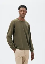 Remera básica de manga larga con cuello redondo, confeccionada en tejido liso de algodón.