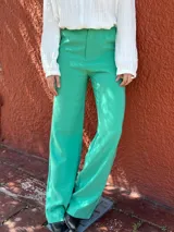 Pantalón de vestir verde claro, de corte recto y tiro alto.